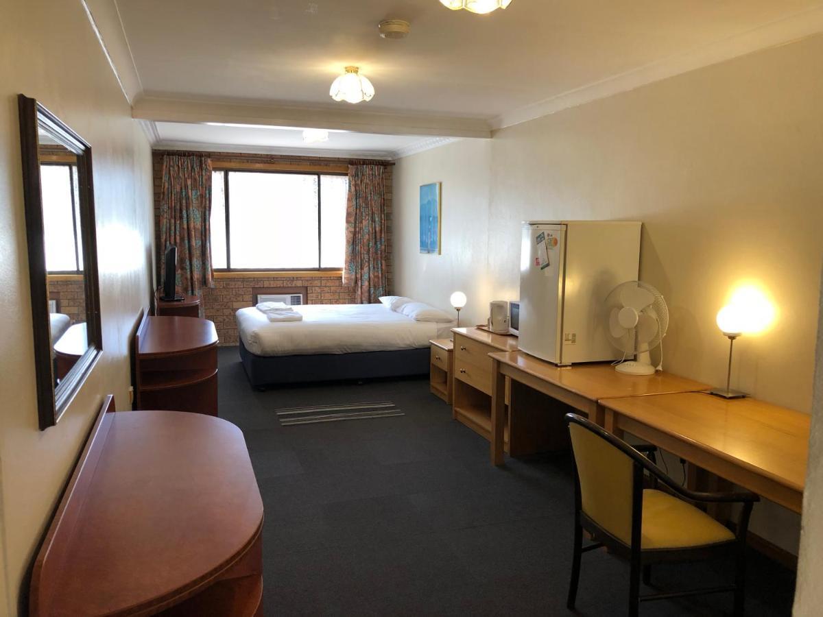 Canberra Lyneham Motor Inn Buitenkant foto