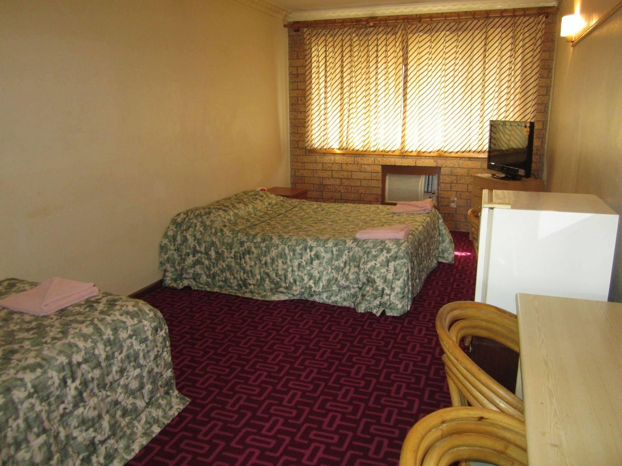 Canberra Lyneham Motor Inn Buitenkant foto