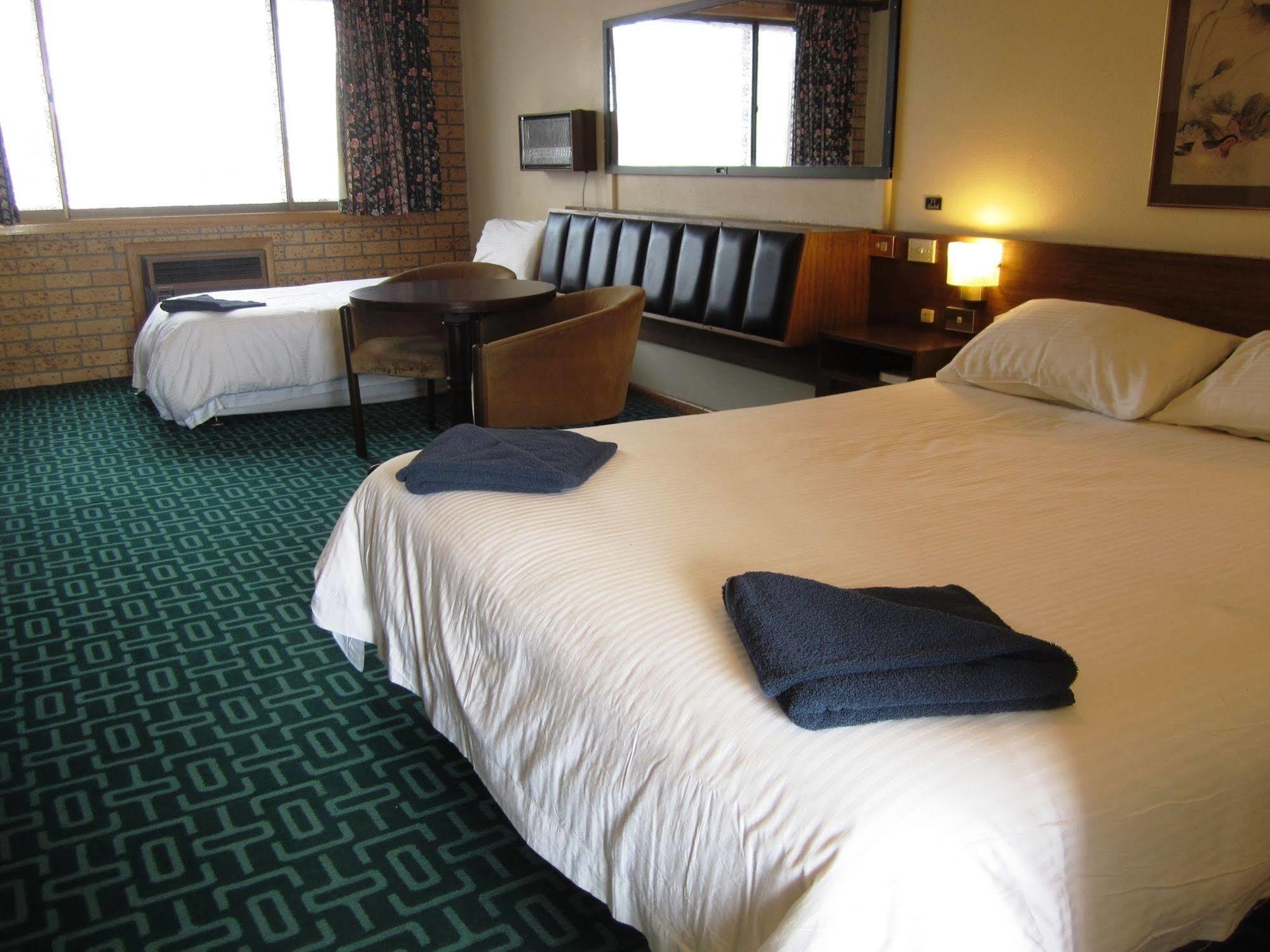 Canberra Lyneham Motor Inn Buitenkant foto