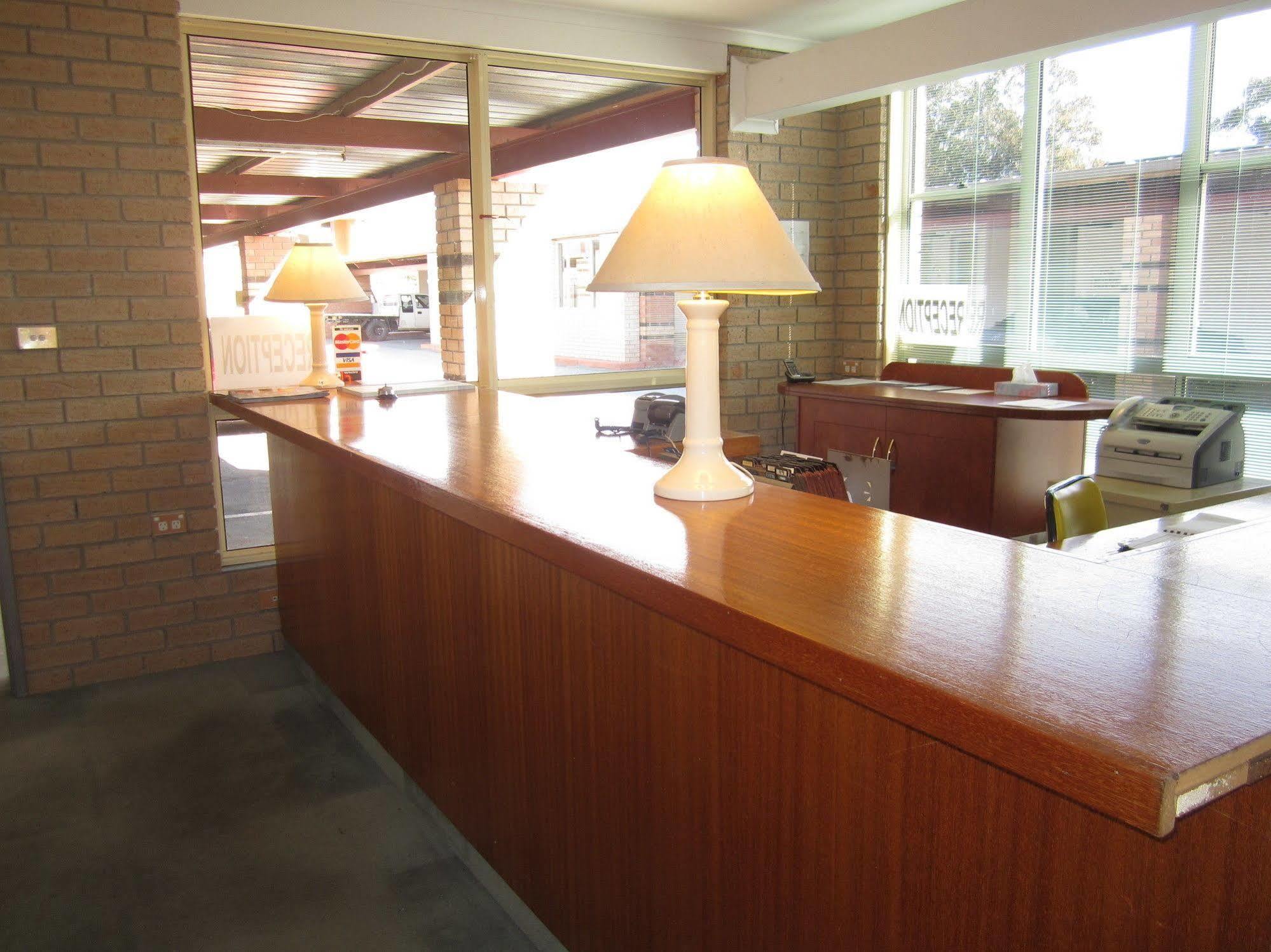 Canberra Lyneham Motor Inn Buitenkant foto
