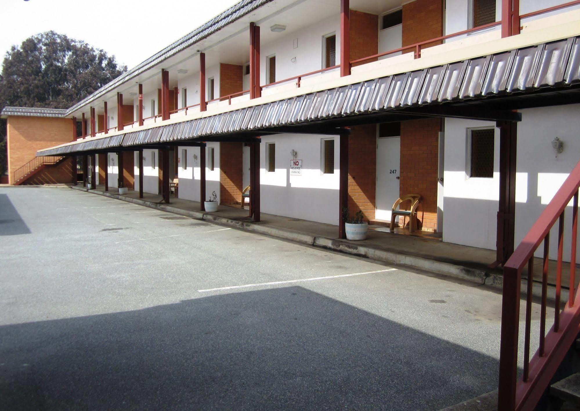 Canberra Lyneham Motor Inn Buitenkant foto